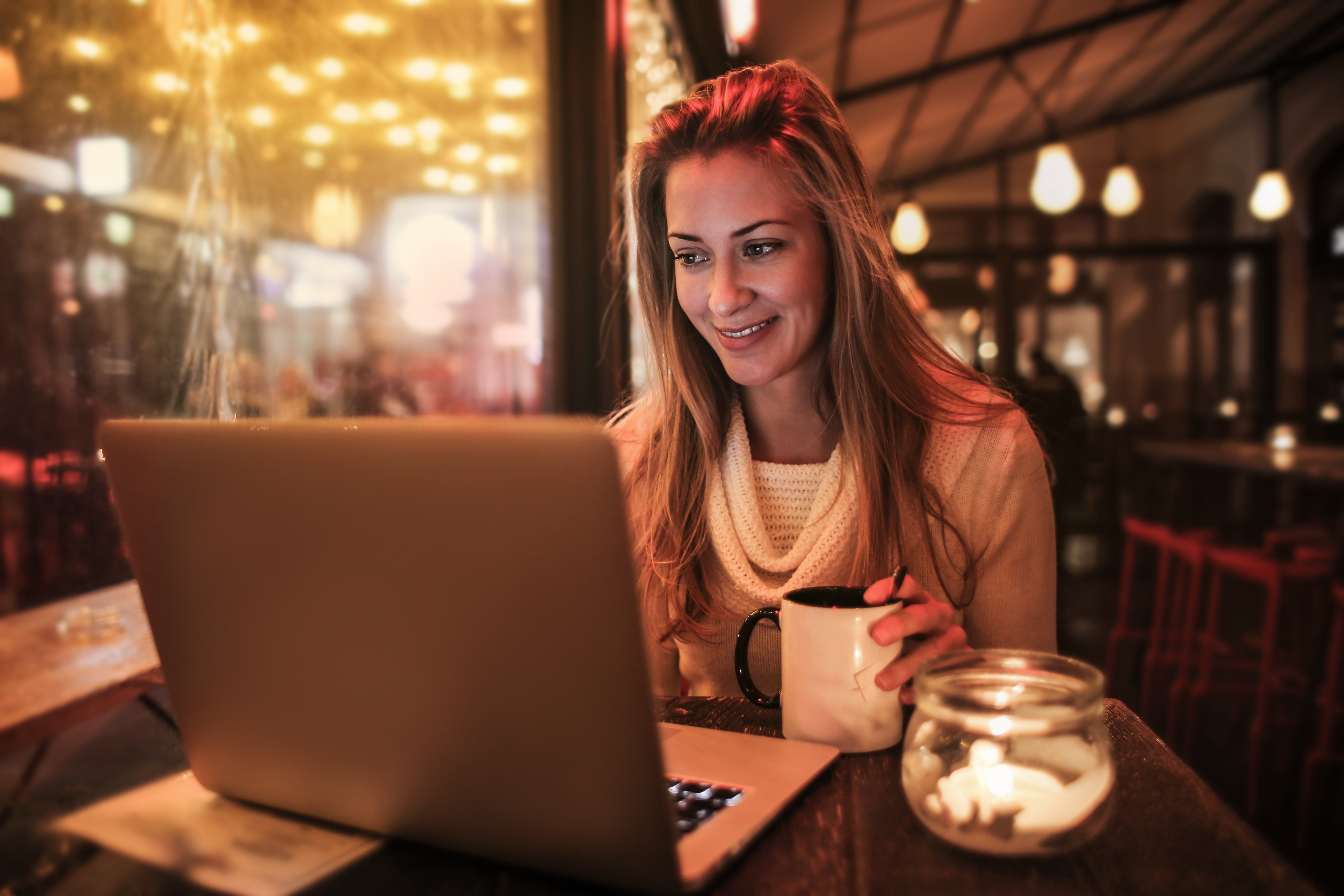 Mujer llevando la contabilidad en un restaurante