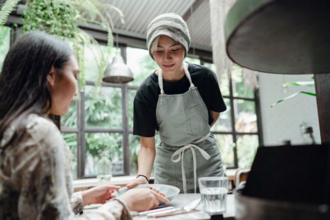 Mesera atendiendo cliente en restaurante